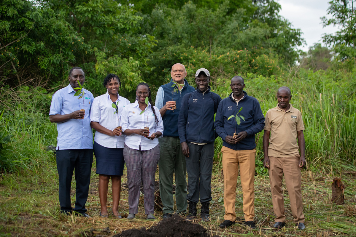 33 Kymabura Gorge Lodge Tree PlantingAH1I3075 2